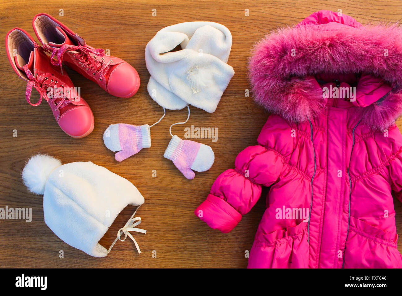 Kinder Winter's Kleidung: Warme rosa Jacke, Mütze, Schal, Handschuhe,  Stiefel Stockfotografie - Alamy