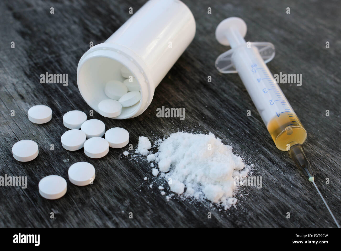 Drogensucht auf dem alten Holz- Hintergrund. Weiße Tablette, Spritze und  Heroin Stockfotografie - Alamy