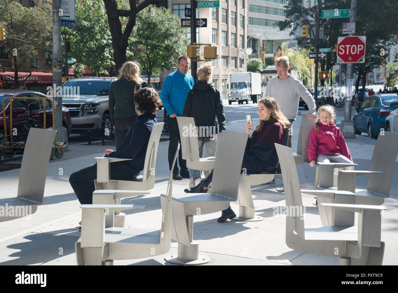 Die neu überarbeitete Spring Street Park in Manhattan Soho hat Drehstühle ähnlich denen im Parc de la Villette in Paris. Stockfoto