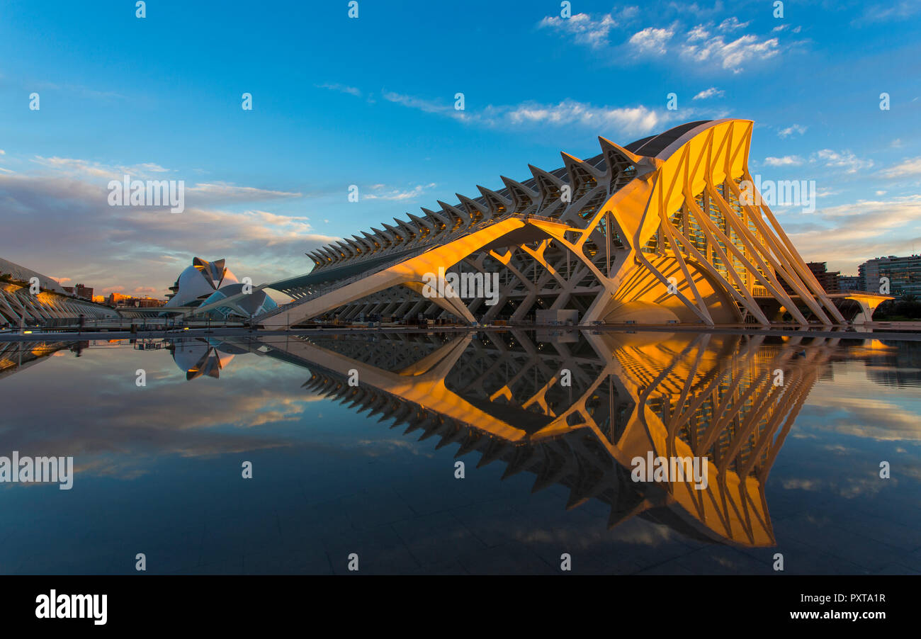 Am frühen Morgen Reflexionen, Calatrava Architektur, Valencia, Spanien. Stockfoto
