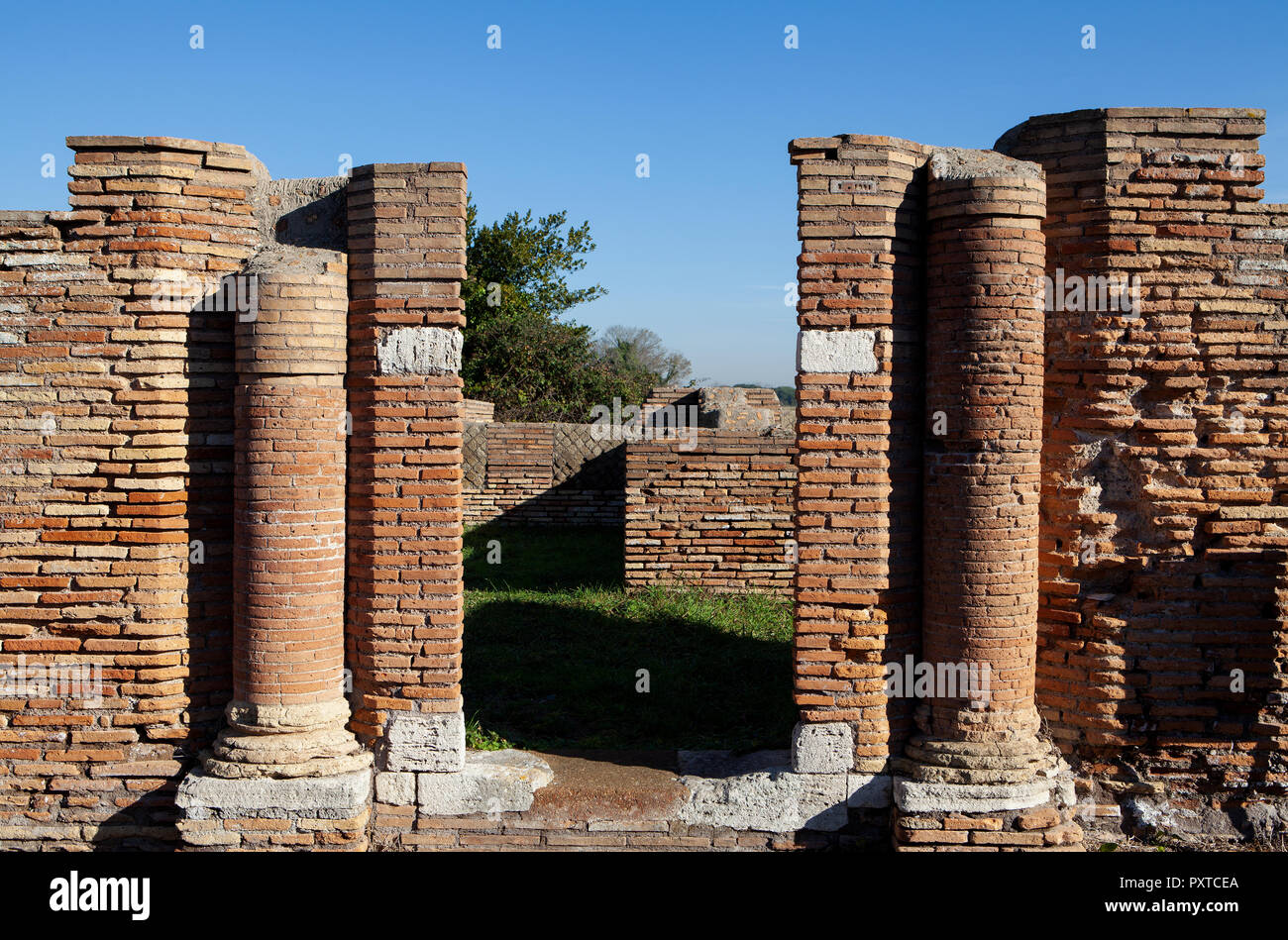 Ruinen einer antiken römischen Tür, Ostia Antica, der Hafenstadt gebaut Rom zu unterstützen. Die elegante Tür ist aus Ziegeln mit Säulen auf beiden Seiten gebaut Stockfoto