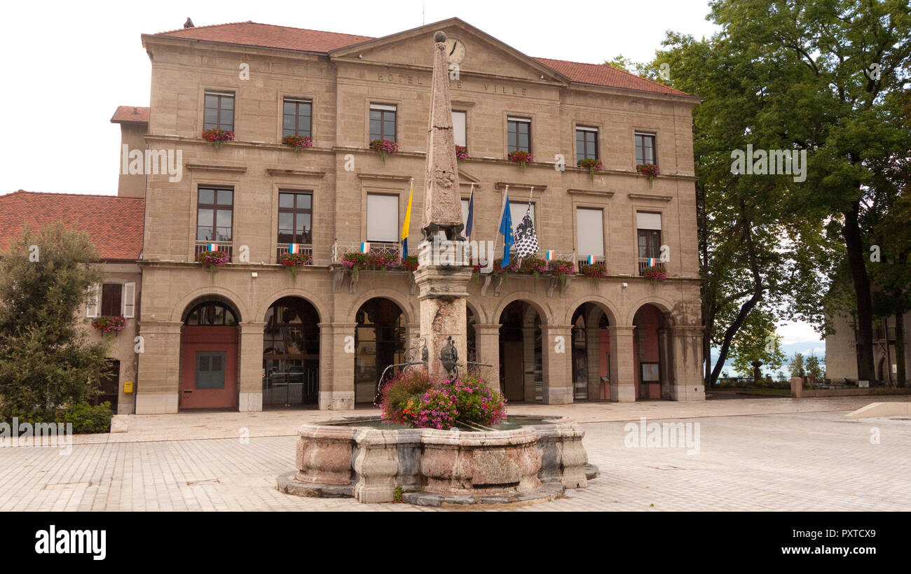 Hotel de Ville oder Rathaus mit Obelisk & Brunnen (vorne) in Thonon-les-Bains im Département Haute-Savoie in Frankreich an den Ufern des Genfer Sees Stockfoto