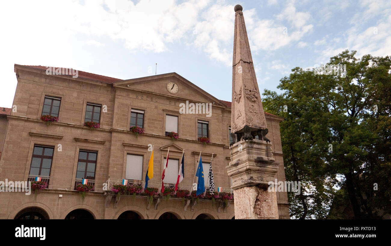 Hotel de Ville oder Rathaus mit Obelisk & Brunnen (vorne) in Thonon-les-Bains im Département Haute-Savoie in Frankreich an den Ufern des Genfer Sees Stockfoto