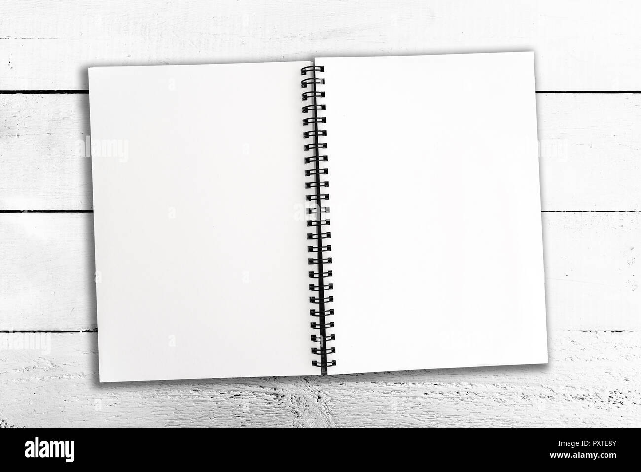Öffnen leer Spirale Notizblock auf weißem rustikalen Holztisch Stockfoto