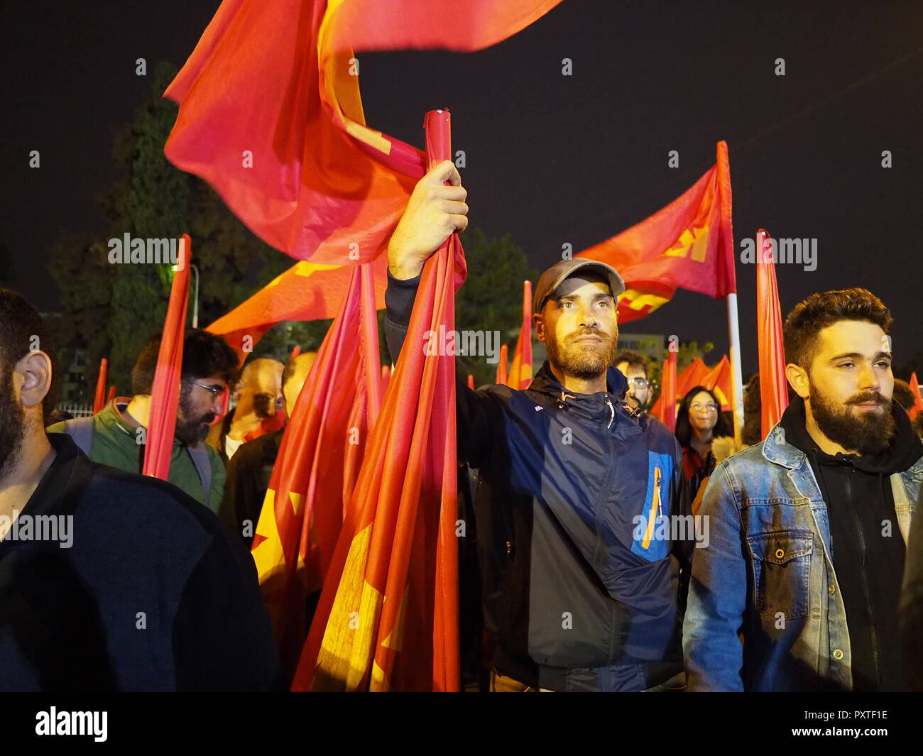 Athen, Griechenland. 23 Okt, 2018. Die KKE (Kommunistische Partei Griechenlands) organisiert eine Anti-kriegs-Kundgebung in Athen gegen Krieg und die Hilfe der griechischen Regierung in der NATO. Credit: George Panagakis/Pacific Press/Alamy leben Nachrichten Stockfoto