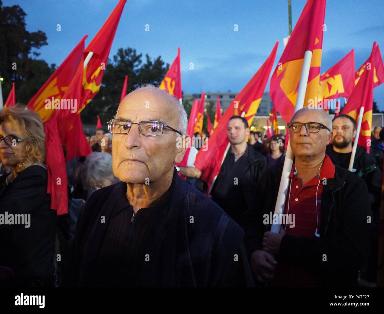 Athen, Griechenland. 23 Okt, 2018. Die KKE (Kommunistische Partei Griechenlands) organisiert eine Anti-kriegs-Kundgebung in Athen gegen Krieg und die Hilfe der griechischen Regierung in der NATO. Credit: George Panagakis/Pacific Press/Alamy leben Nachrichten Stockfoto