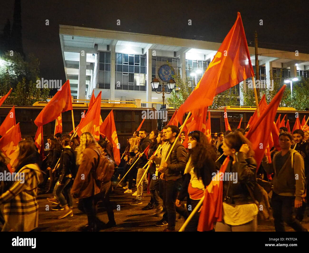 Athen, Griechenland. 23 Okt, 2018. Die KKE (Kommunistische Partei Griechenlands) organisiert eine Anti-kriegs-Kundgebung in Athen gegen Krieg und die Hilfe der griechischen Regierung in der NATO. Credit: George Panagakis/Pacific Press/Alamy leben Nachrichten Stockfoto