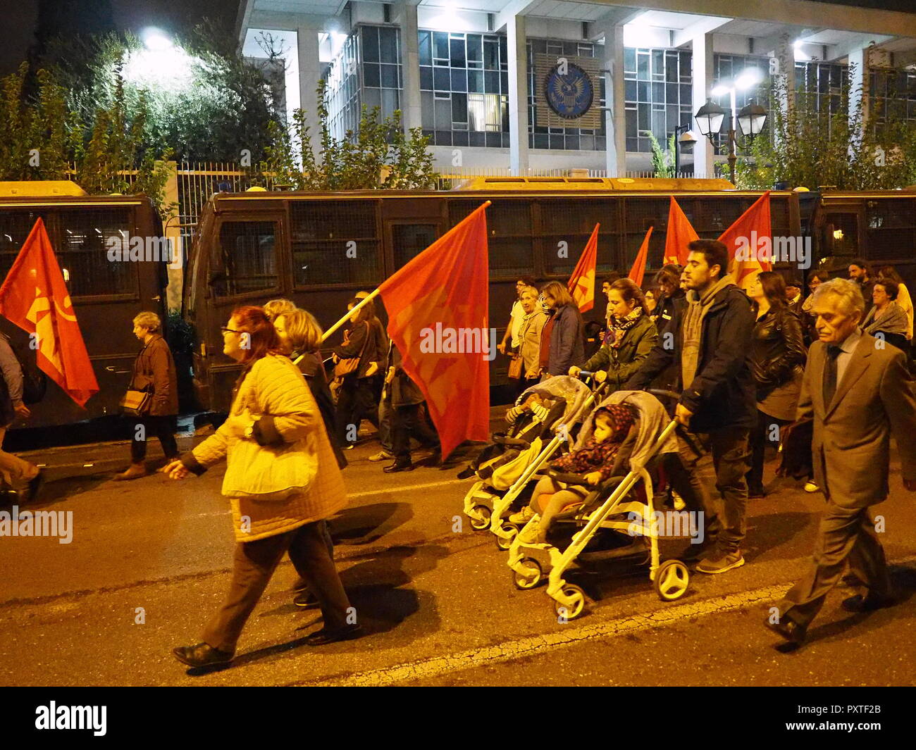 Athen, Griechenland. 23 Okt, 2018. Die KKE (Kommunistische Partei Griechenlands) organisiert eine Anti-kriegs-Kundgebung in Athen gegen Krieg und die Hilfe der griechischen Regierung in der NATO. Credit: George Panagakis/Pacific Press/Alamy leben Nachrichten Stockfoto