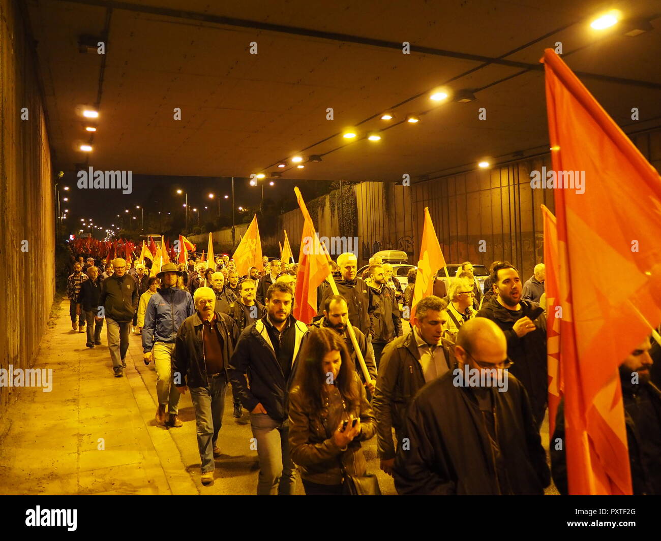 Athen, Griechenland. 23 Okt, 2018. Die KKE (Kommunistische Partei Griechenlands) organisiert eine Anti-kriegs-Kundgebung in Athen gegen Krieg und die Hilfe der griechischen Regierung in der NATO. Credit: George Panagakis/Pacific Press/Alamy leben Nachrichten Stockfoto