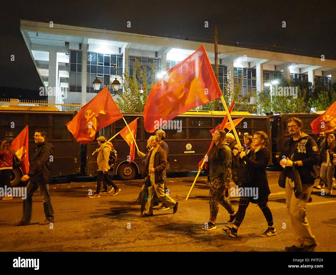 Athen, Griechenland. 23 Okt, 2018. Die KKE (Kommunistische Partei Griechenlands) organisiert eine Anti-kriegs-Kundgebung in Athen gegen Krieg und die Hilfe der griechischen Regierung in der NATO. Credit: George Panagakis/Pacific Press/Alamy leben Nachrichten Stockfoto
