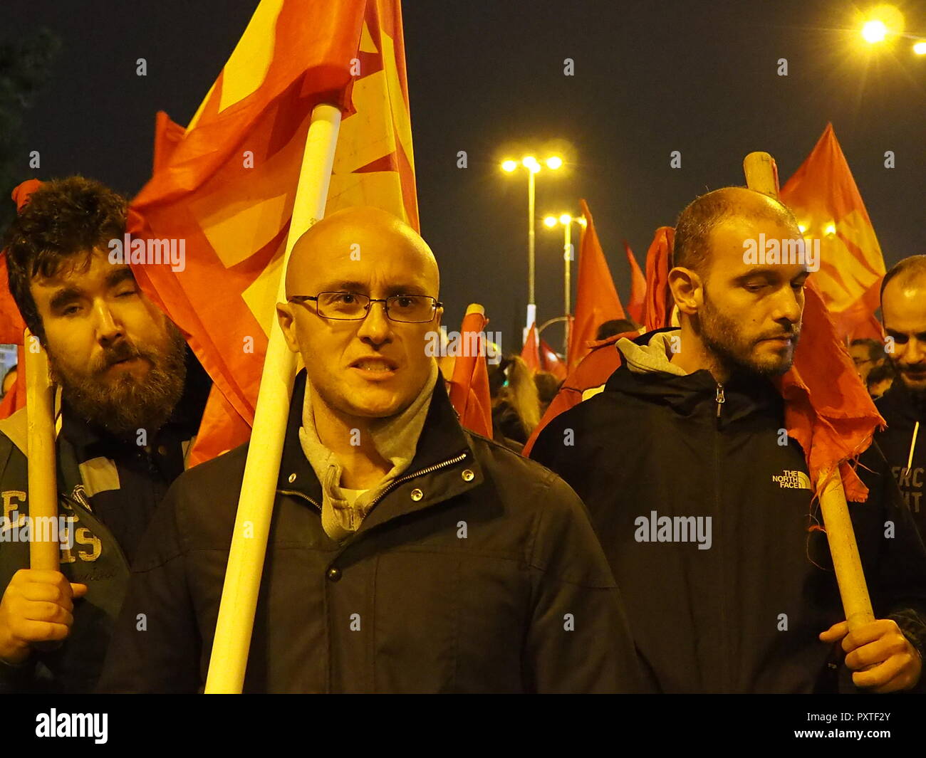 Athen, Griechenland. 23 Okt, 2018. Die KKE (Kommunistische Partei Griechenlands) organisiert eine Anti-kriegs-Kundgebung in Athen gegen Krieg und die Hilfe der griechischen Regierung in der NATO. Credit: George Panagakis/Pacific Press/Alamy leben Nachrichten Stockfoto
