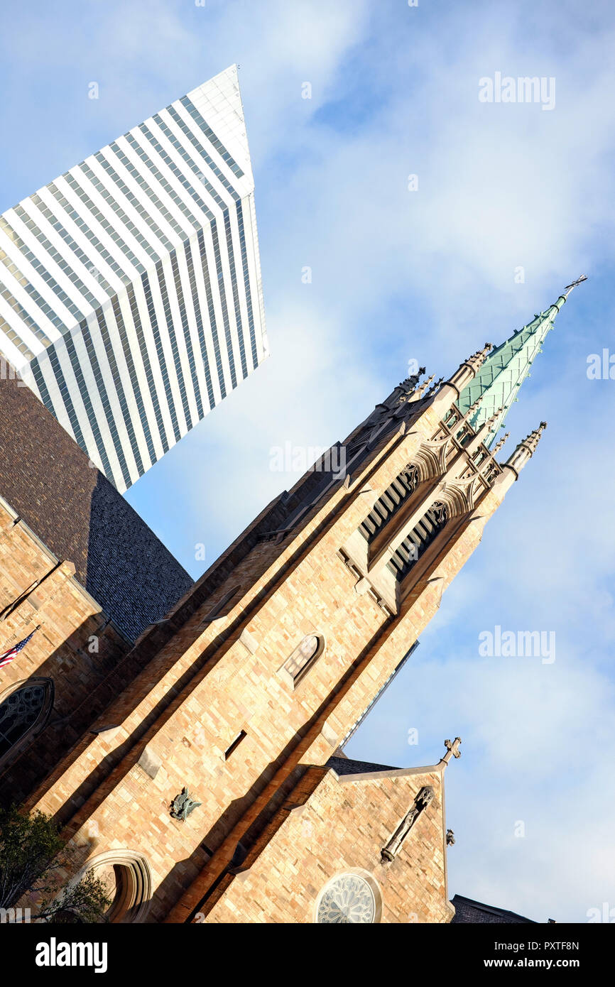 Eine Cleveland Zentrum Wolkenkratzer ist gegen die Kathedrale St. Johannes der Evangelist in der Innenstadt von Cleveland, Ohio, USA gegenübergestellt. Stockfoto