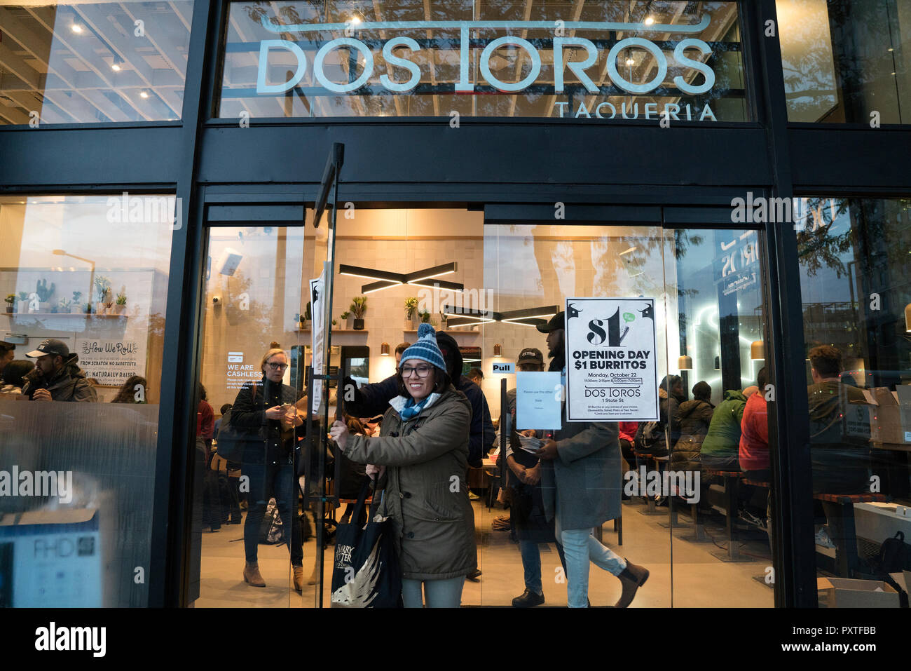 Während der Eröffnung eines Dos-Toros Restaurant in Lower Manhattan, Gönner aufgereiht für Burritos und anderen entreés, für $ 1 angeboten wurden. Stockfoto