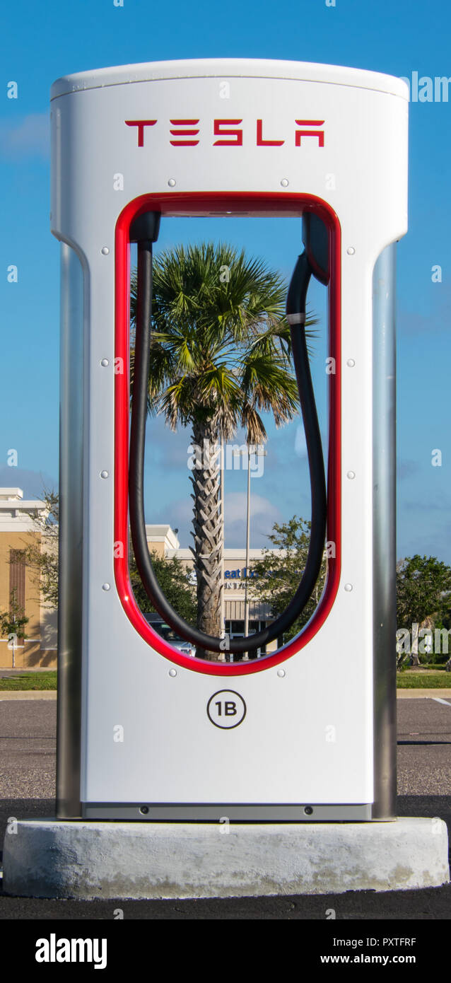 Tesla Kompressoren wird ein Tesla Automobil 100% in 75 Minuten kostenlos. Stockfoto