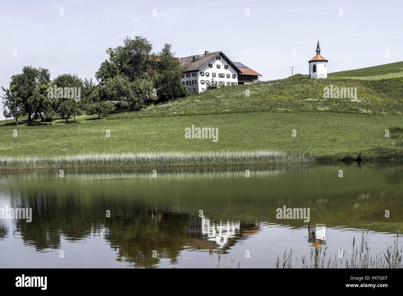 Bauernhof bin Hegratsriedersee bei Füssen, Ostallgäu, Allgäu, Bayern, Deutschland, Bauernhof neben Hegratsrieder See in der Nähe von Füssen, Ostallgäu, Allgaeu, bis Stockfoto