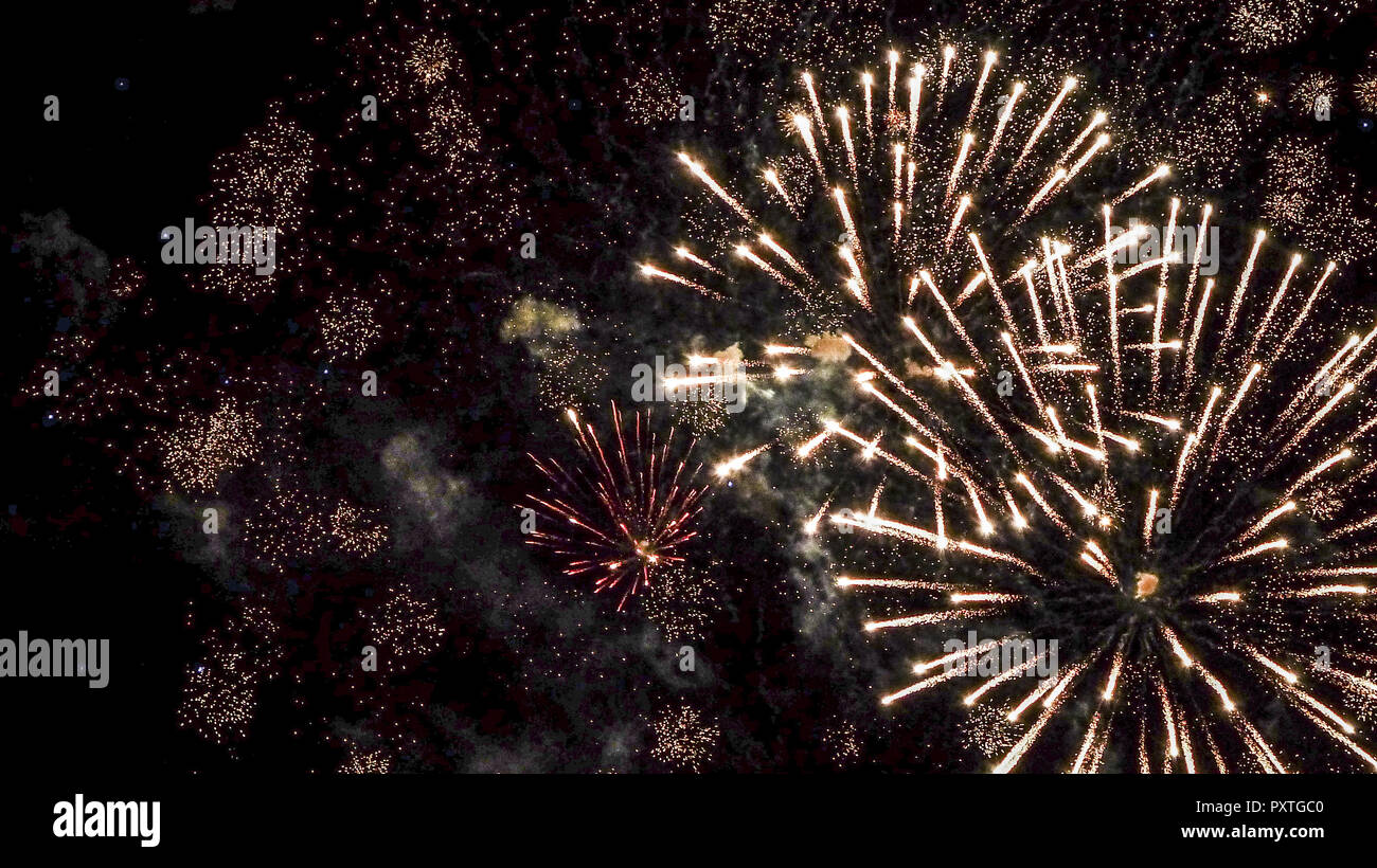 Buntes Feuerwerk am Nachthimmel, bunten Feuerwerk in den Nachthimmel, Feuerwerk, Pyrotechnik, Feuerwerkskörper, Bunt, farbenfroh, Sylvester, Neujahr, Stockfoto