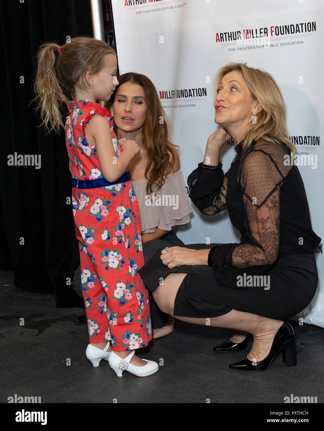 New York, Vereinigte Staaten. 22 Okt, 2018. Hilaria Baldwin, Carmen Gabriela Baldwin, Edie Falco besuchen 2018 Arthur Miller Stiftung würdigt Gala im City Winery Credit: Lev Radin/Pacific Press/Alamy leben Nachrichten Stockfoto