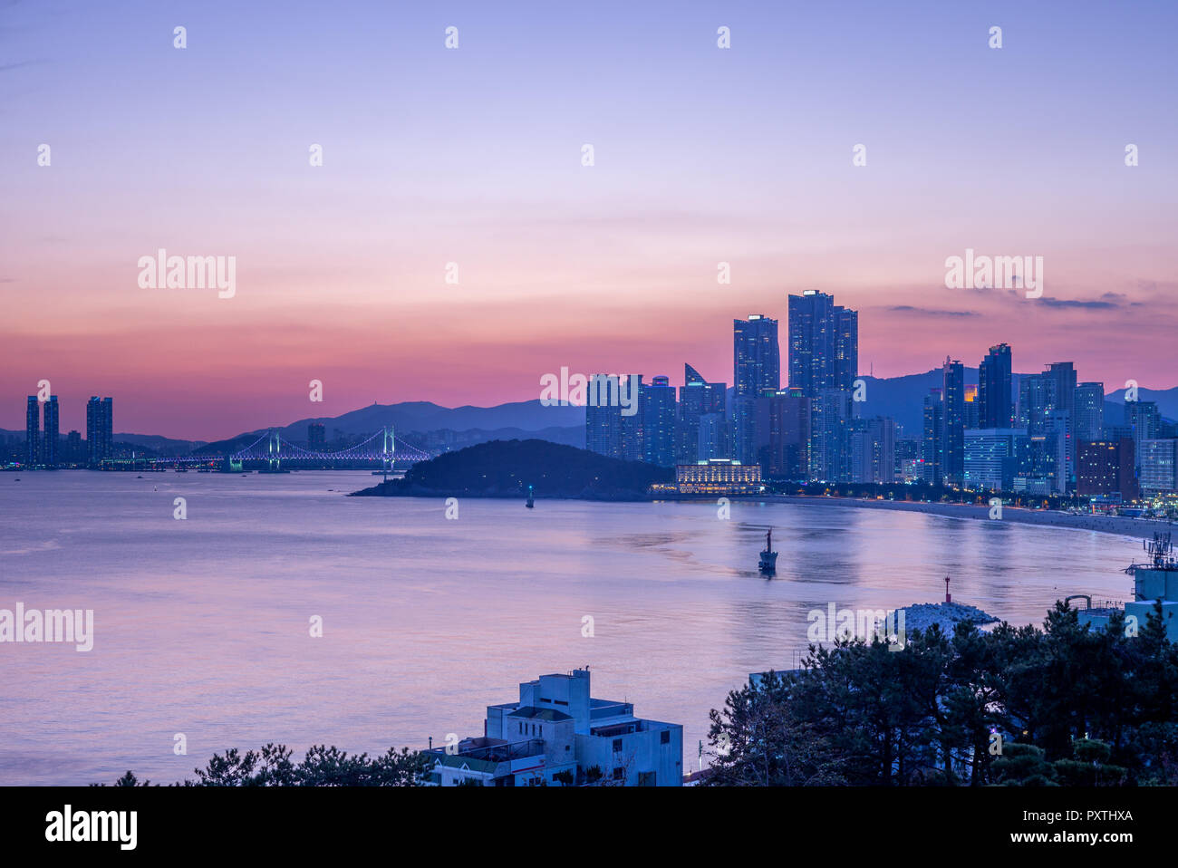 Gwangan Bridge und die Skyline von Haeundae in Busan Stockfoto