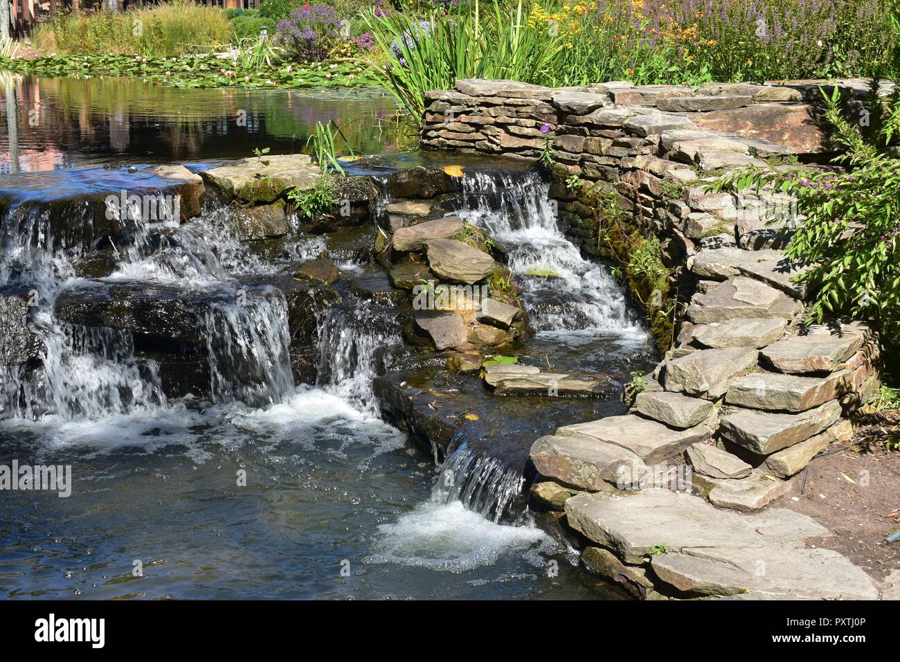 Wasser läuft über die Felsen Felsen Landschaft Stockfoto