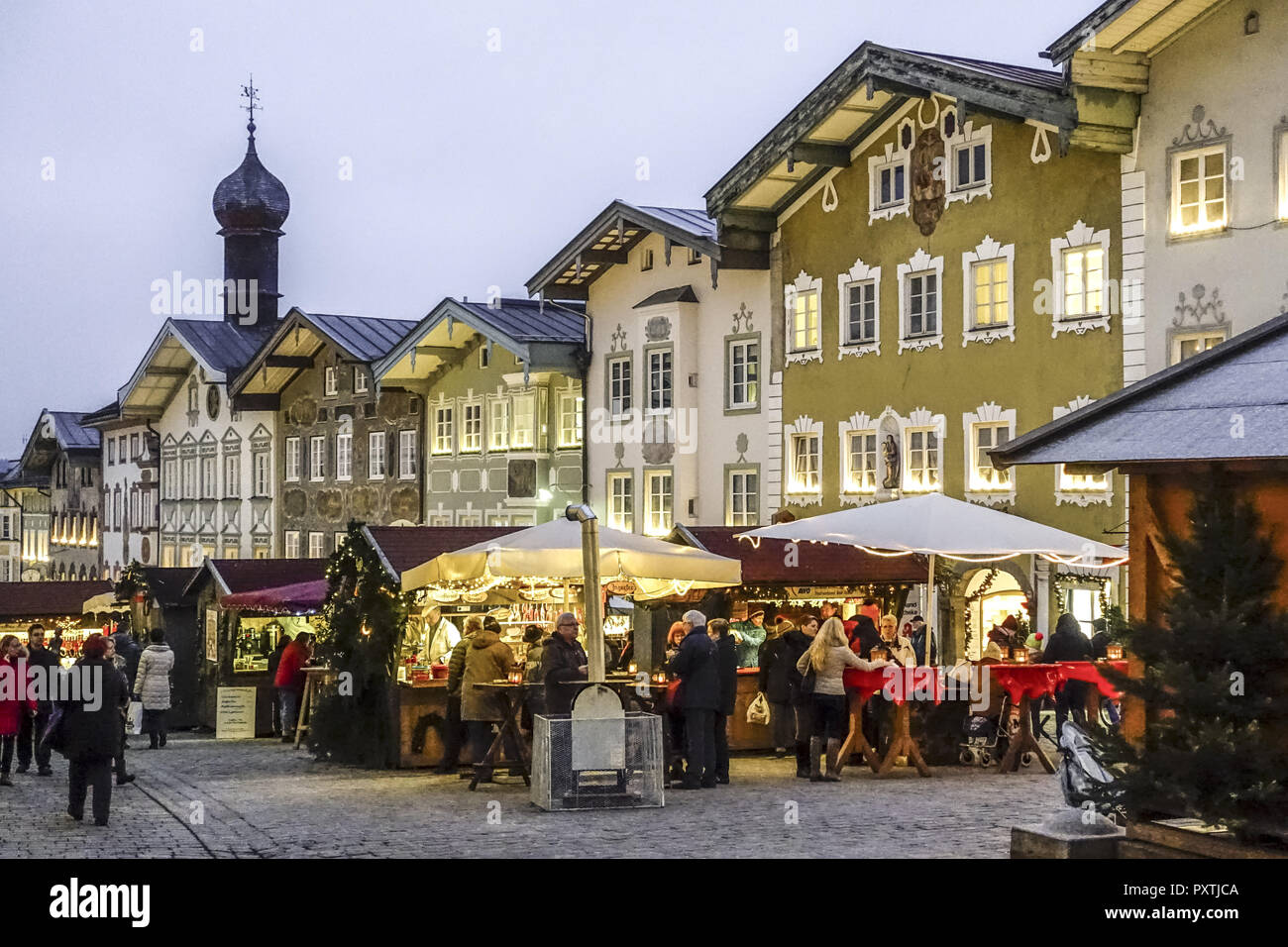 Weihnachtsmarkt in Bad Tölz, Bayern, Deutschland, Weihnachtsmarkt in Bad Tölz, Bayern, Deutschland, Christkindlmarkt, Weihnachtsmarkt, Bad Tölz, obere Stockfoto