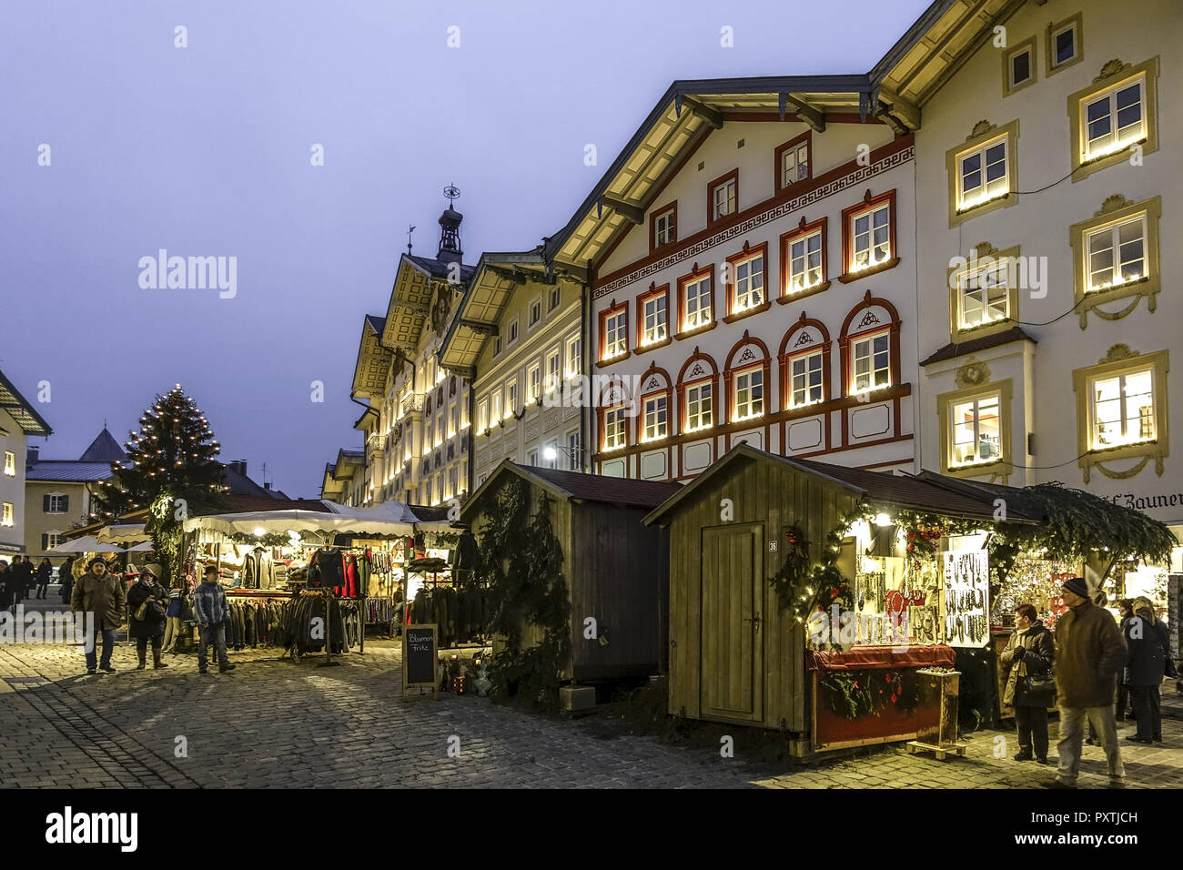 Weihnachtsmarkt in Bad Tölz, Bayern, Deutschland, Weihnachtsmarkt in Bad Tölz, Bayern, Deutschland, Christkindlmarkt, Weihnachtsmarkt, Bad Tölz, obere Stockfoto