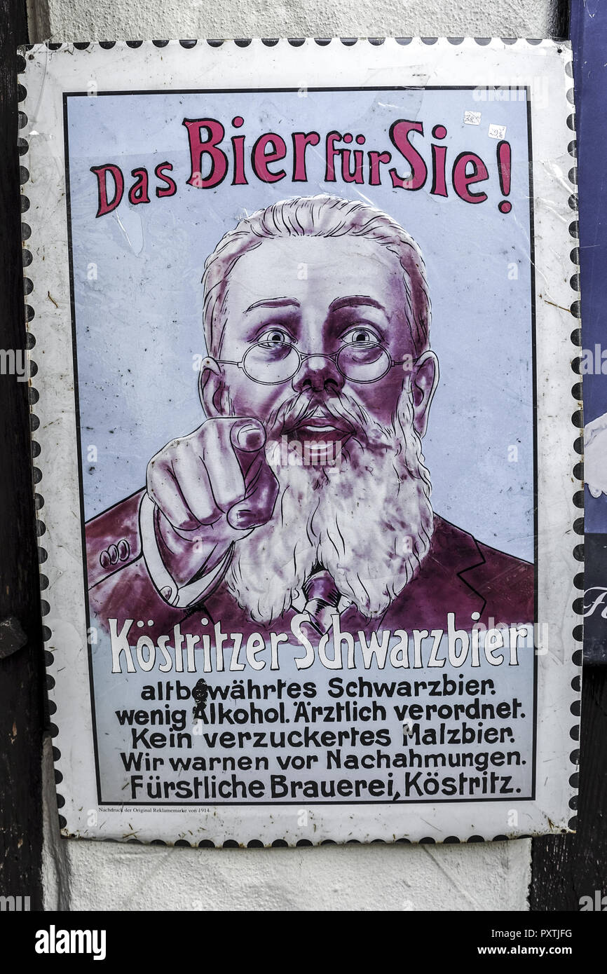 Alte, nostalgische Schilder vor einem Trödelladen im Nürnberger Handwerkerhof, Nürnberg, Mittelfranken, Bayern, Deutschland, Europa, Nostalgieschilder i Stockfoto