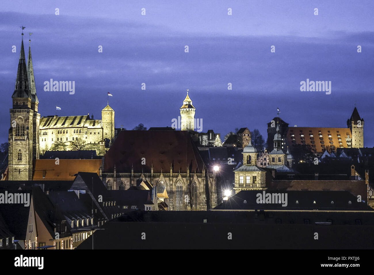 Sebalduskirche und Kaiserburg bei Nacht, Nürnberg, Mittelfranken, Franken, Bayern, Deutschland, Europa, St, Sebaldus Kirche und der Nürnberger Burg bei N Stockfoto