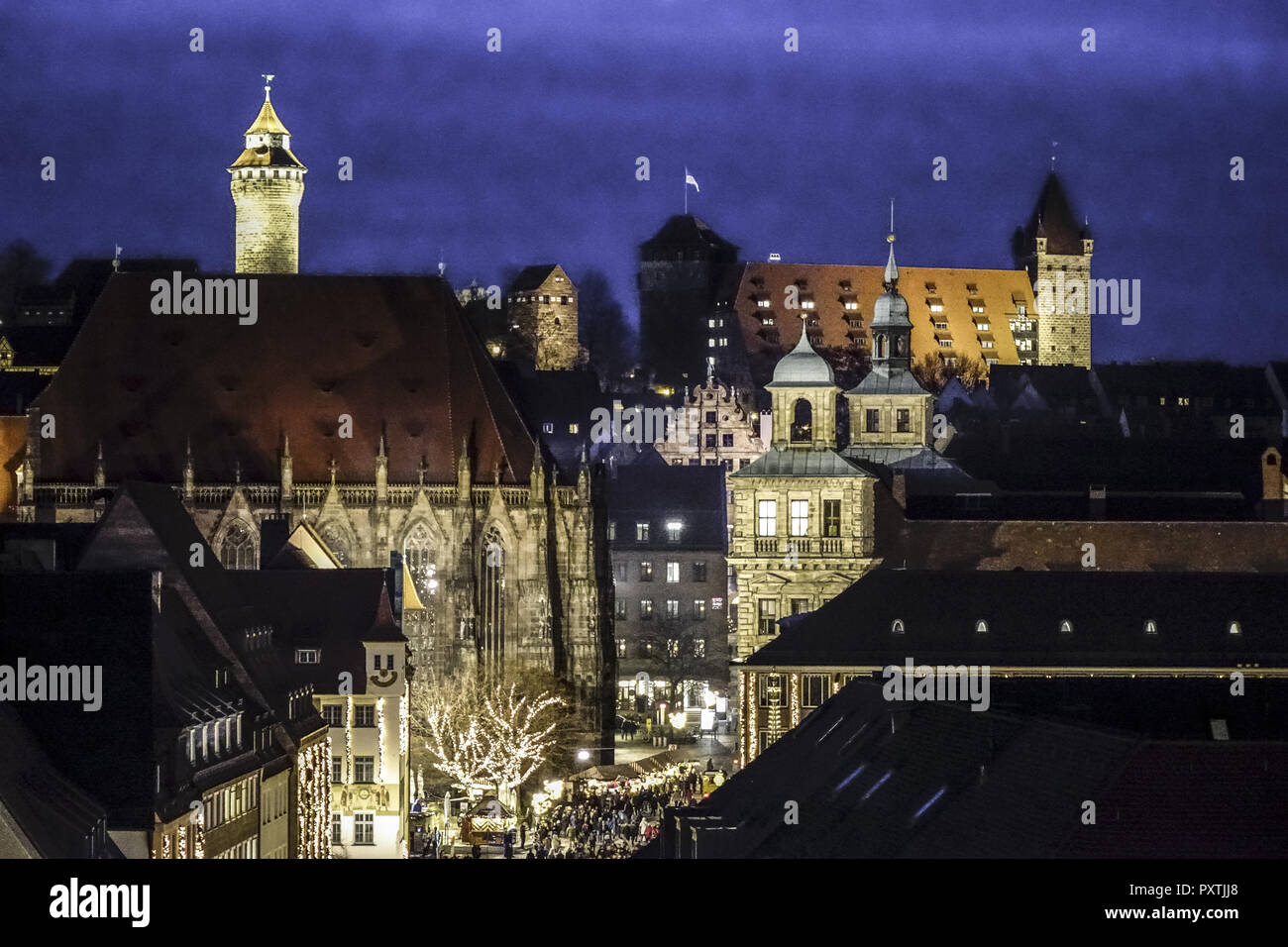 Sebalduskirche und Kaiserburg bei Nacht, Nürnberg, Mittelfranken, Franken, Bayern, Deutschland, Europa, St, Sebaldus Kirche und der Nürnberger Burg bei N Stockfoto