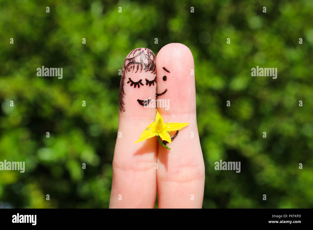 Gesicht Malen Auf Den Fingern Der Mensch Ist Mit Blumen Auf Eine Frau Stockfotografie Alamy
