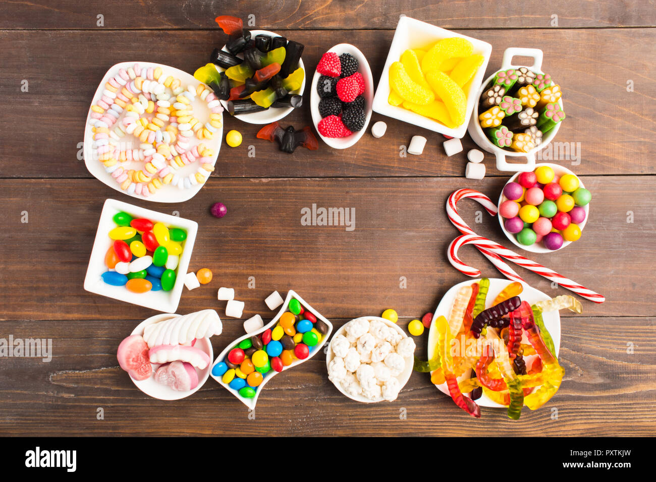 Süße Speisen Frame auf braunem Holz- Hintergrund mit Kopie Raum Stockfoto