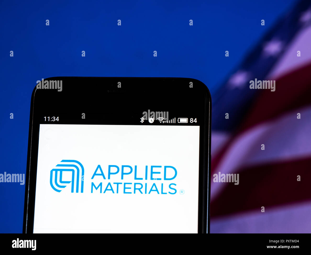 Applied Materials, Inc.-Logo gesehen auf Smart Phone angezeigt. Applied Materials, Inc. ist ein amerikanisches Unternehmen, das Anlagen, Dienstleistungen und Software liefert die Herstellung von Halbleiterchips für Elektronik, Flachbildschirmen für Computer, Smartphones und Fernseher zu ermöglichen, und solar Produkte. Stockfoto