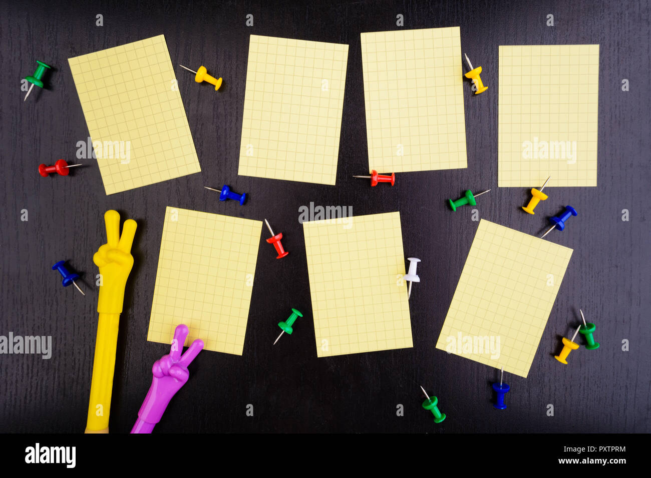 Wochenprogramm mit Stiften und zwei Stifte auf schwarz Tabelle Stockfoto