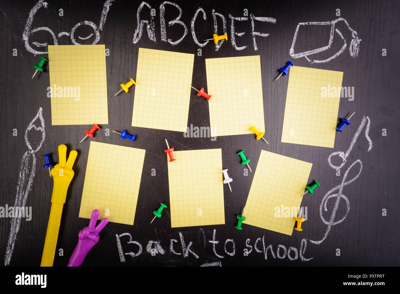 Wochenprogramm mit Stiften und zwei Stifte auf Schwarz. Zurück zum Konzept der Schule Stockfoto