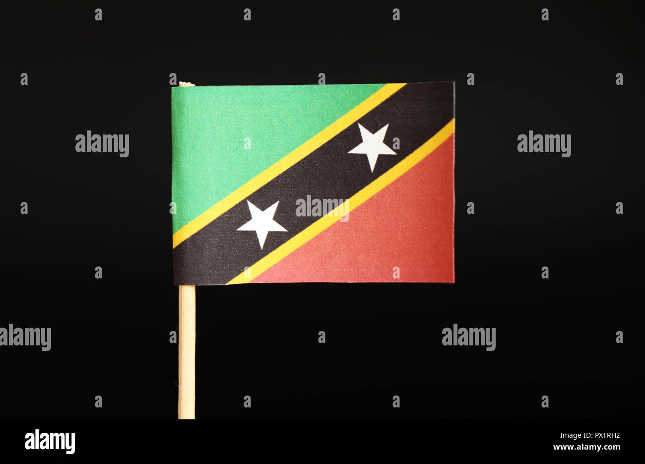 Eine offizielle Flagge Flagge von Saint Kitts und Nevis auf Zahnstocher auf schwarzem Hintergrund. Der Staat ist Insel Land. Flagge wurde von der Föderation der Sa erstellt Stockfoto