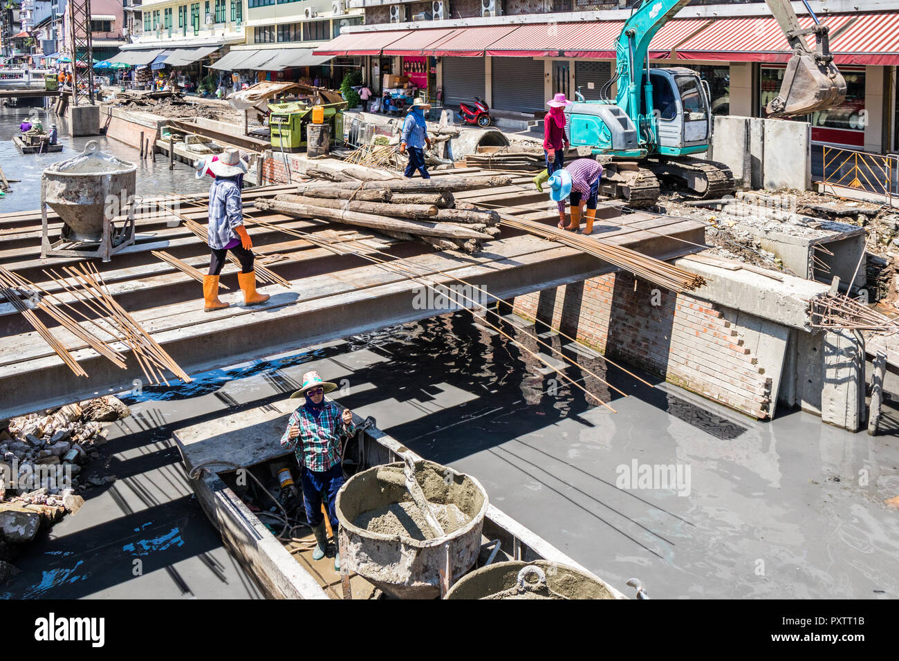 Bangkok, Thailand - 25. September 2018: Bauarbeiter an einem Kanal, Chinatown, Bangkok, Thailand Stockfoto