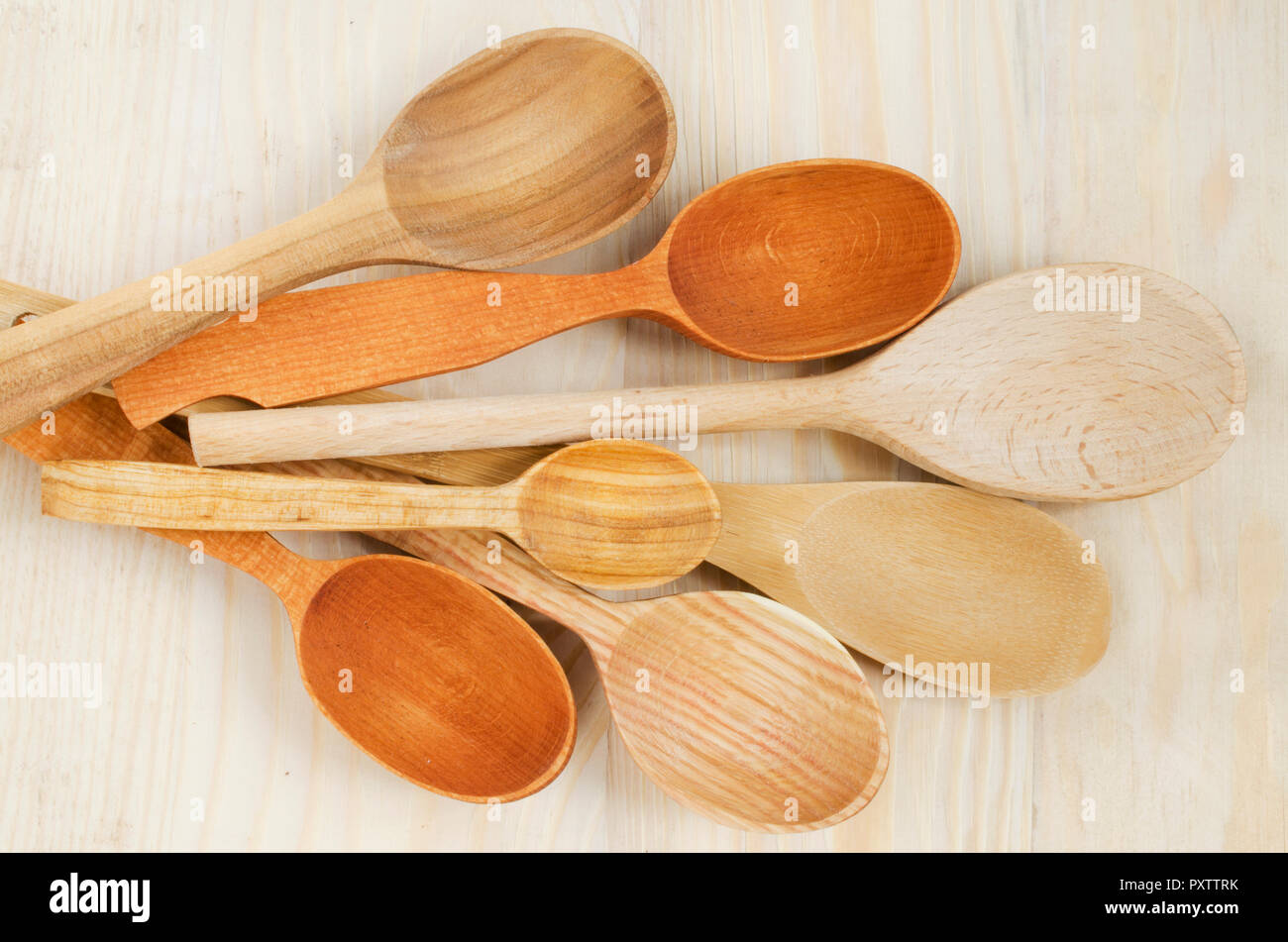 Home Küche Dekor: Löffel aus Holz auf Holz- Hintergrund. Im rustikalen Stil. Blick von oben. Stockfoto