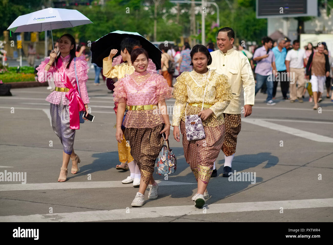 Bangkok Bewohner gekleidet in traditionelle thailändische Kleidung anlässlich der Gedenkstätte für verstorbene König Bhumipol Adulyadej, Bangkok Stockfoto