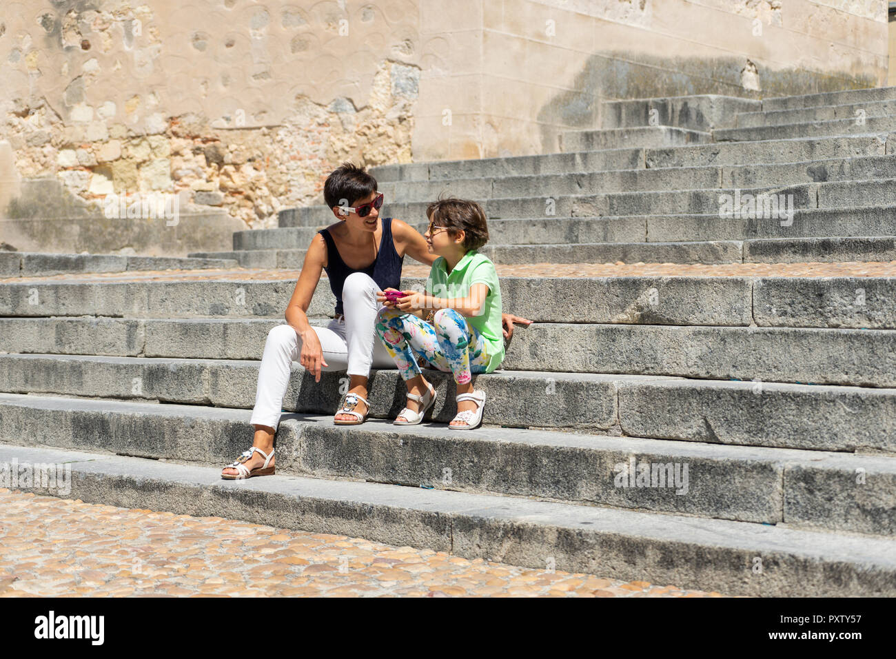 Spanien, Kastilien und Leon, Segovia, Mutter und Tochter sitzen auf Treppen Stockfoto