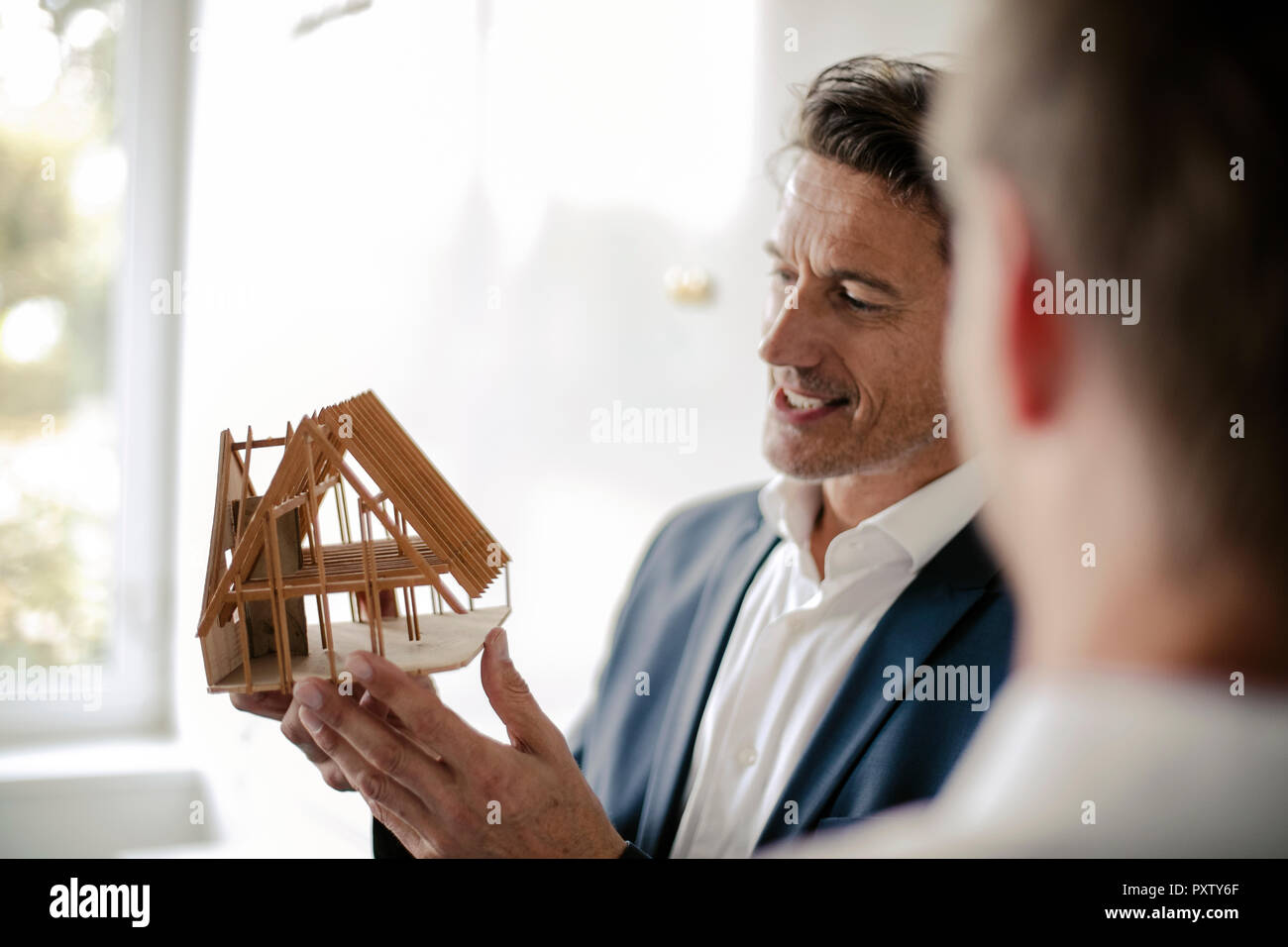 Reifen Geschäftsmann, wenn er sein Wissen mit jüngeren Kollegen Stockfoto