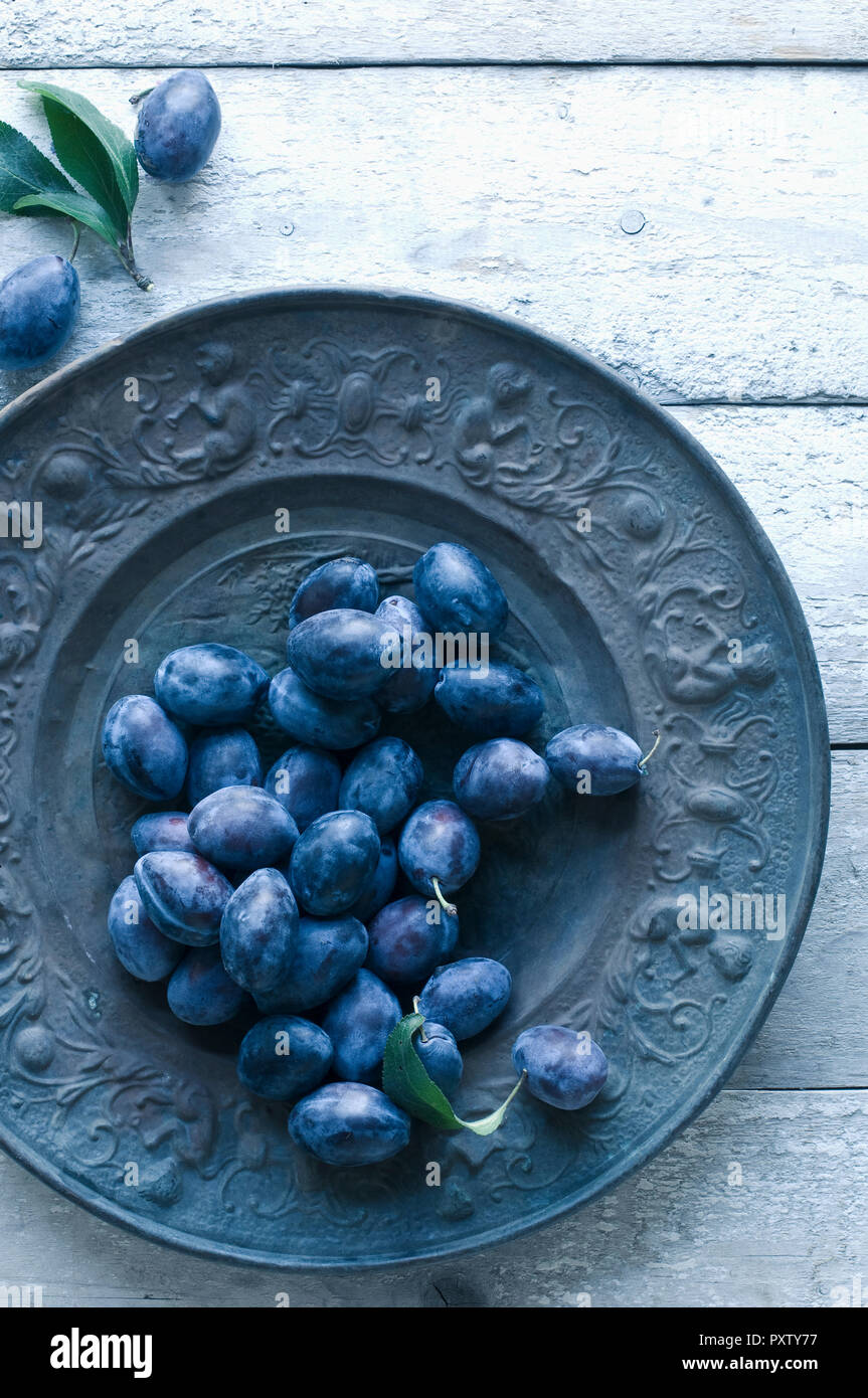 Pflaumen auf Platte Stockfoto