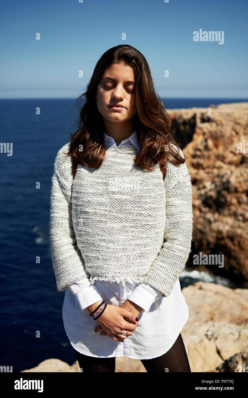 Gefühl den Wind, Porträt der jungen brünette Frau outdoor Stockfoto