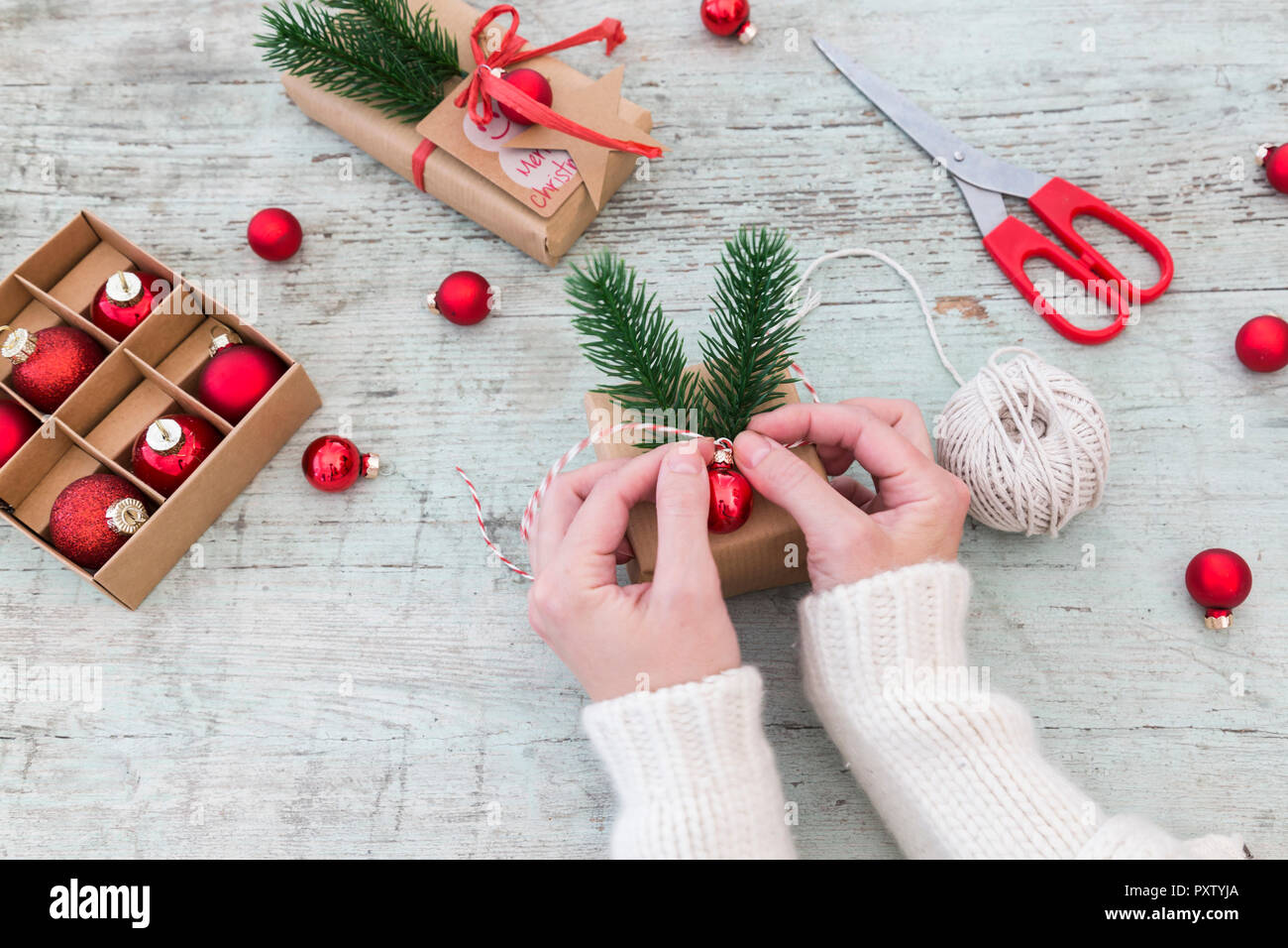 Der Frau die Hände Dekoration auf Weihnachtsgeschenk Stockfoto