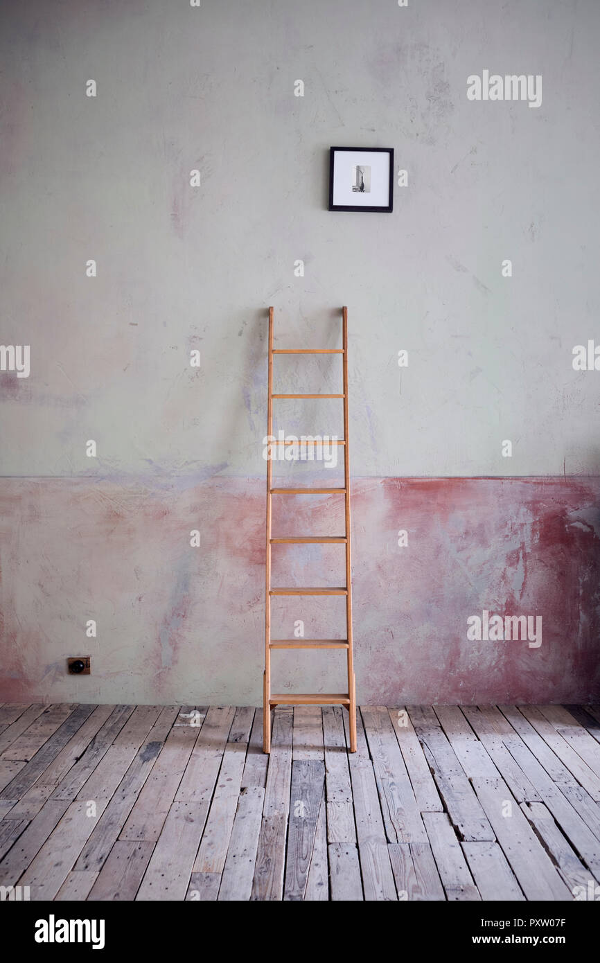 Leiter und Bild in einem unrenovierten Zimmer in einem Loft Stockfoto
