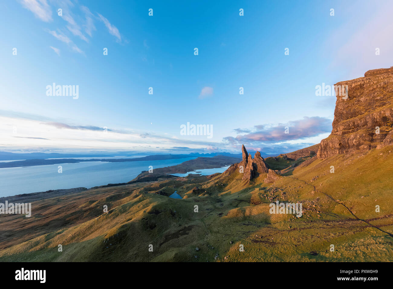 Großbritannien, Schottland, Innere Hebriden, Isle of Skye, Trotternish, Morgenstimmung am Loch Leathan und die Storr Stockfoto