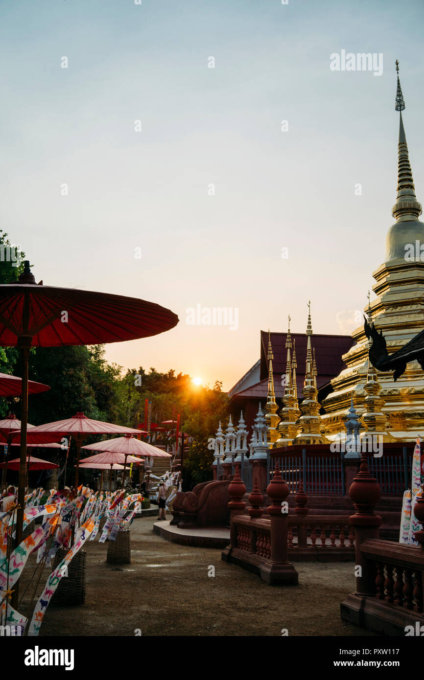 Thailand, Chiang Mai, Sonnenuntergang mit Dekorationen in das Neue Jahr am Wat Phan Tao buddhistischen Tempel feiern Stockfoto
