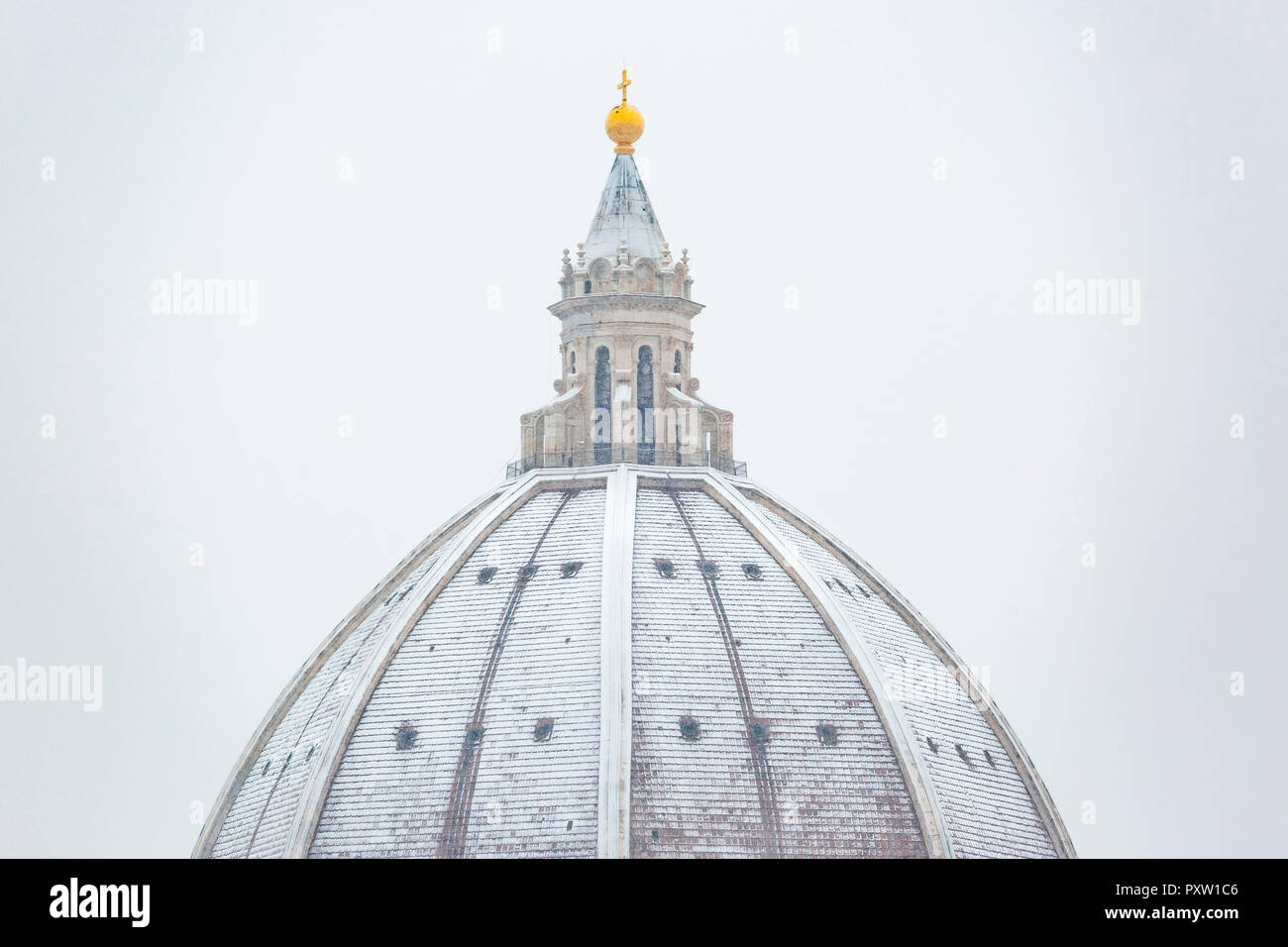 Italien, Florenz, schneebedeckte Kuppel der Basilika di Santa Maria del Fiore Stockfoto