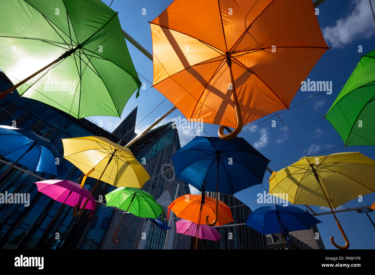 Deutschland, Leizig, Installation mit Sonnenschirmen vor Universität Gebäude Stockfoto