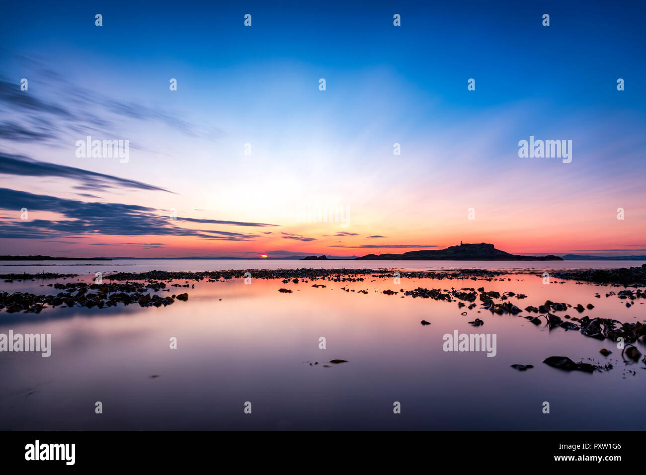 Großbritannien, Schottland, East Lothian, North Berwick, Erhabene, Blick auf fidra Insel bei Sonnenuntergang, Leuchtturm, lange Belichtung Stockfoto