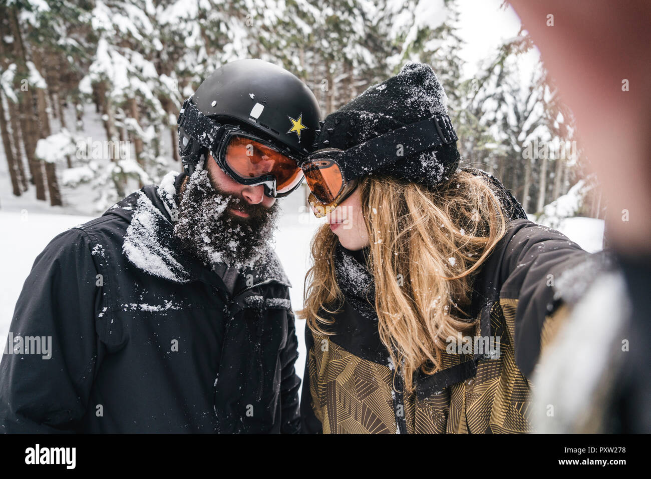 Von selfie Paar in skibekleidung im Winter Wald Stockfoto