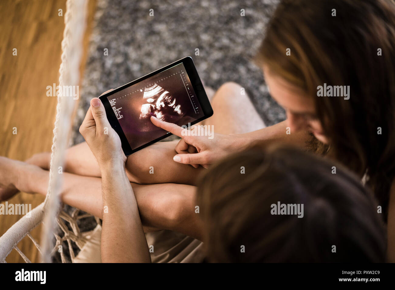 Paar an Ultraschall auf der Suche nach tablet Scan Stockfoto